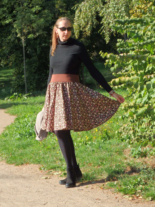 Opravdická kolová, hnědé kytky — foto 3