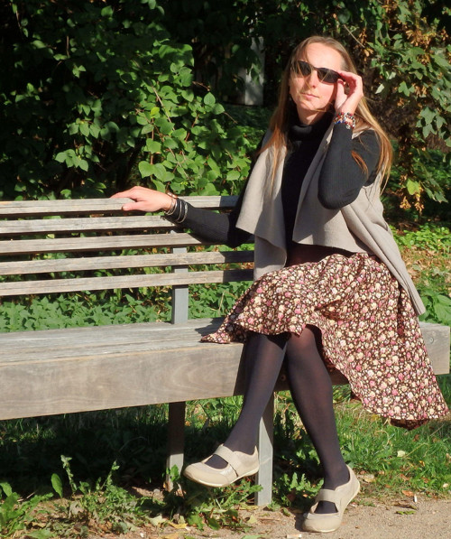 Opravdická kolová, hnědé kytky — foto 4