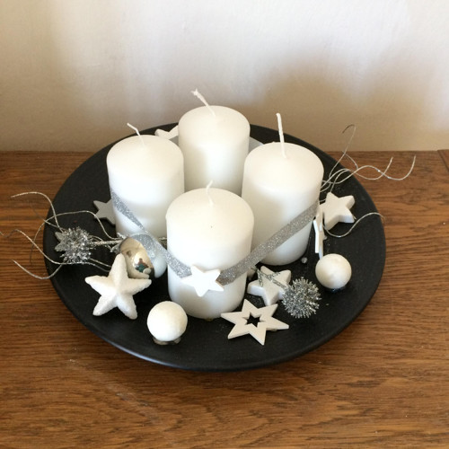 Adventní svícen v bílé a černé — foto 2