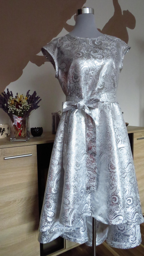 Bílé brokátové šaty — foto 3