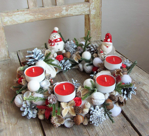 Adventní svícen s keramickými postavičkami — foto 2