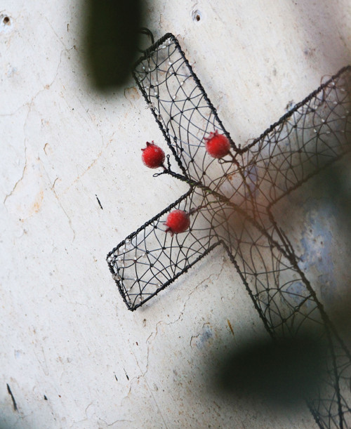 V trojici jediný... drátovaný kříž — foto 3