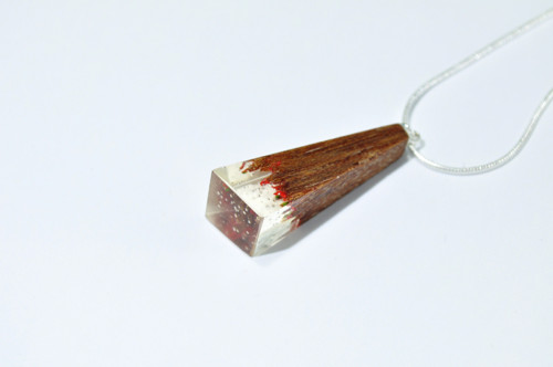 Drevený náhrdelník Kris — foto 2