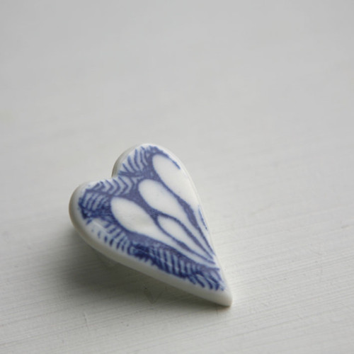 Nazdobeně... Srdce (porcelánová brož) — foto 2