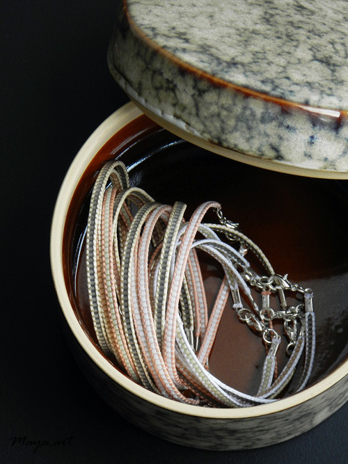 Bílobéžový náramek WEAVED BRACELET — foto 3