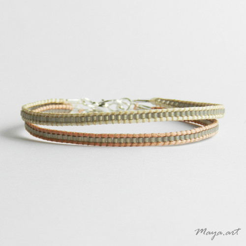 Béžovošedý náramek WEAVED BRACELET — foto 2