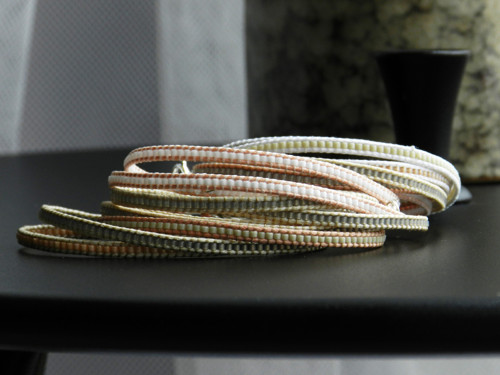 Béžovošedý náramek WEAVED BRACELET — foto 3