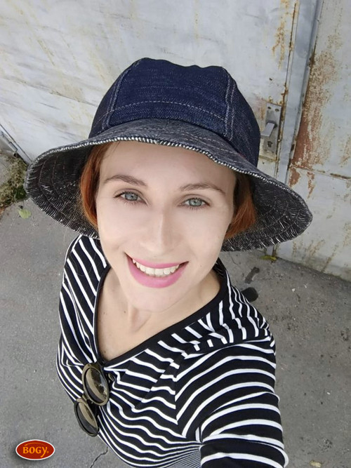 Dámský riflový klobouk s lehce vlnitou krempou — foto 2