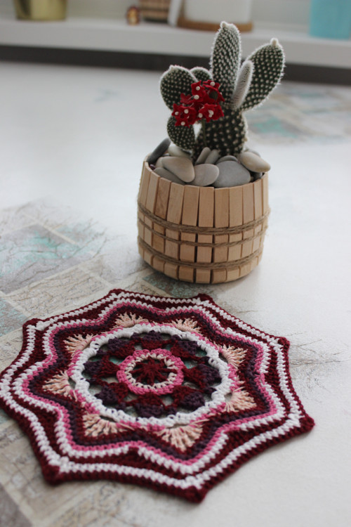 Háčkovaná mandala 17 cm. — foto 2