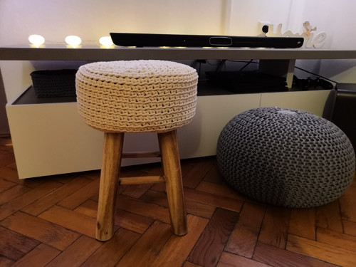 Dřevěná stolička s háčkovaným potahem — foto 3