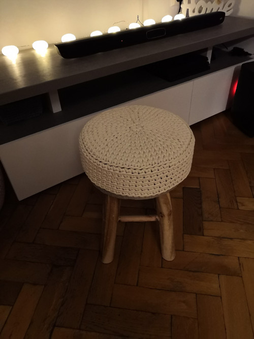 Dřevěná stolička s háčkovaným potahem — foto 4