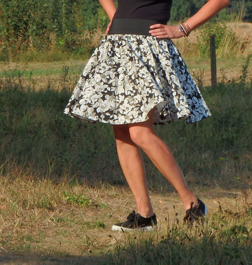 Opravdická kolová, černobílé květy — foto 5