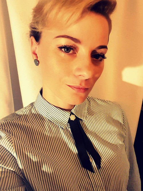 Jednoduchá černá bow brooch — foto 3