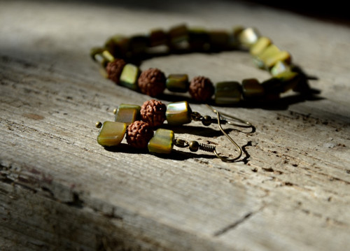Přírodní náušnice Rudraksha/Perleť — foto 3