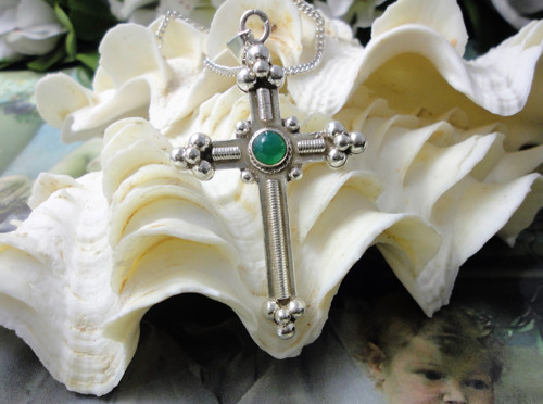 Stříbrný kříž s chrysoprasem — foto 2