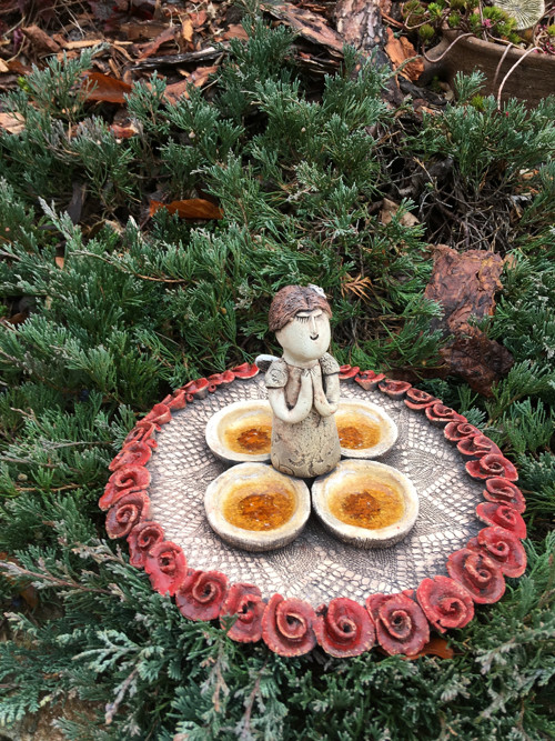 Keramický adventní svícen s andělem — foto 2