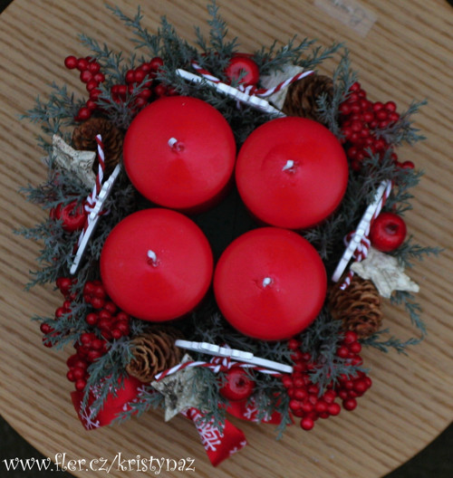 Červený adventní svícen — foto 4