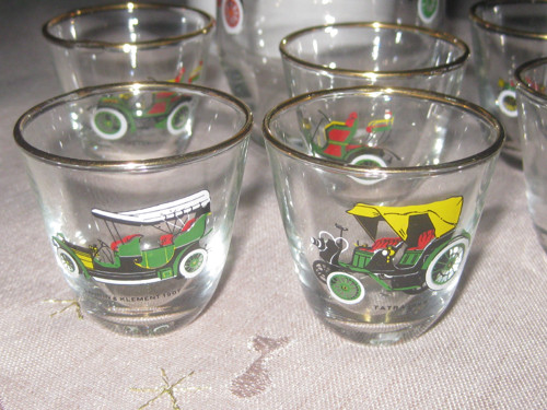 Retro likérová souprava s dekorem starých aut — foto 2