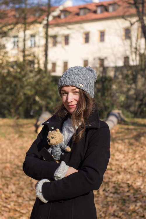 Šedá čepice s bambulí — foto 3