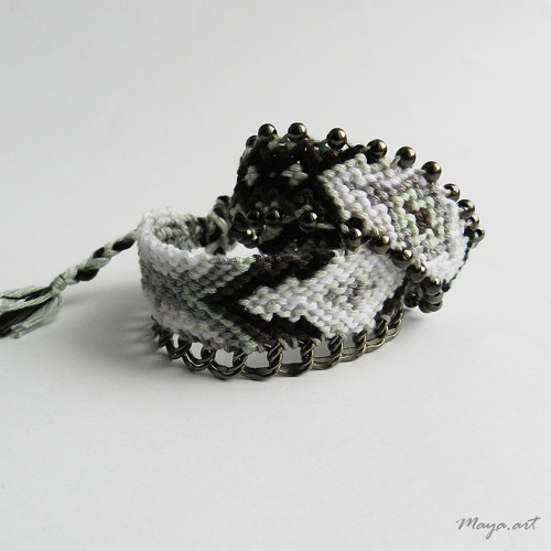 Zelenobíločerný náramek "MACRAMÉ BRACELET" — foto 2