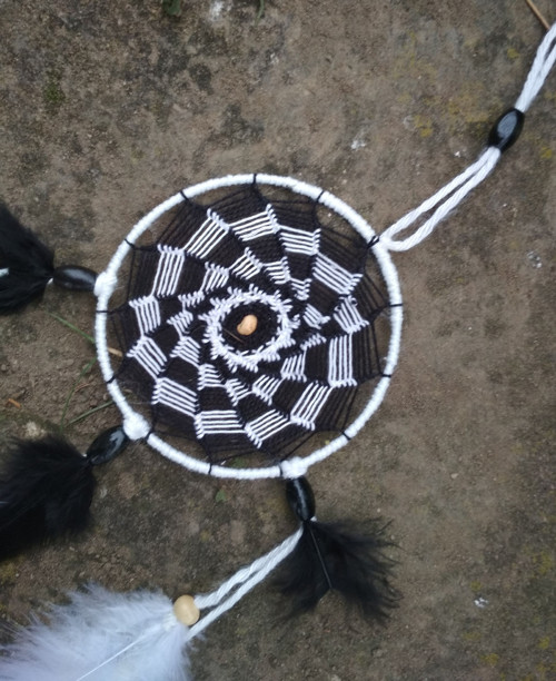 LAPAČ SNŮ - černo-bílá "spirála" — foto 2