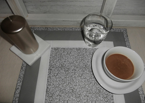 Sváteční šedobílé prostírání — foto 2