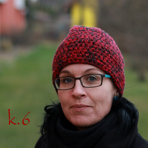 Červeno-černá čepička — foto 2