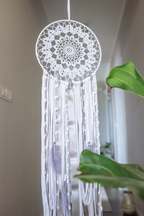 Háčkovaný lapač snů – bílo-šedý – ⌀ 25 cm — foto 2