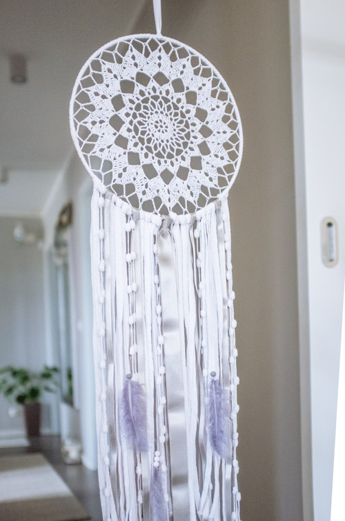 Háčkovaný lapač snů – bílo-šedý – ⌀ 25 cm — foto 3