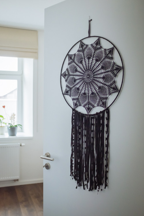 Háčkovaný lapač snů – černý – ⌀ 50 cm — foto 2