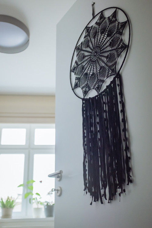 Háčkovaný lapač snů – černý – ⌀ 50 cm — foto 3
