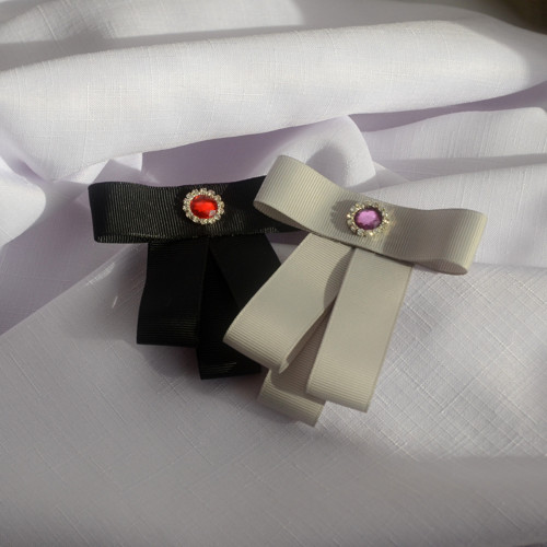 Malá černá bow brooch s červenou ozdobou — foto 2