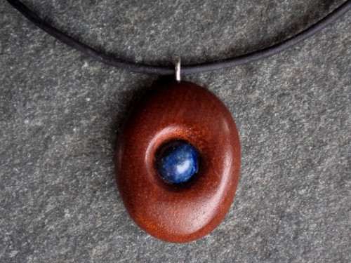Dřevěný šperk - mahagon a lapis lazuli — foto 2