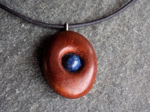 Dřevěný šperk - mahagon a lapis lazuli — foto 3