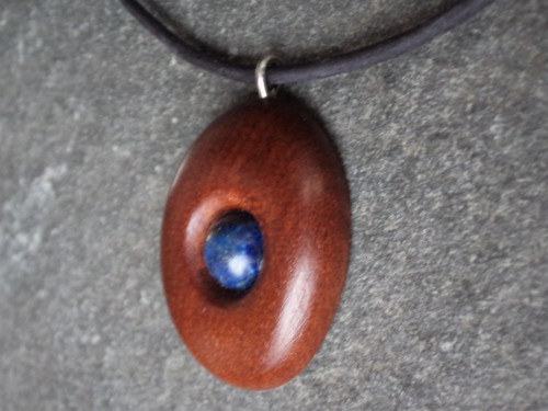 Dřevěný šperk - mahagon a lapis lazuli — foto 4