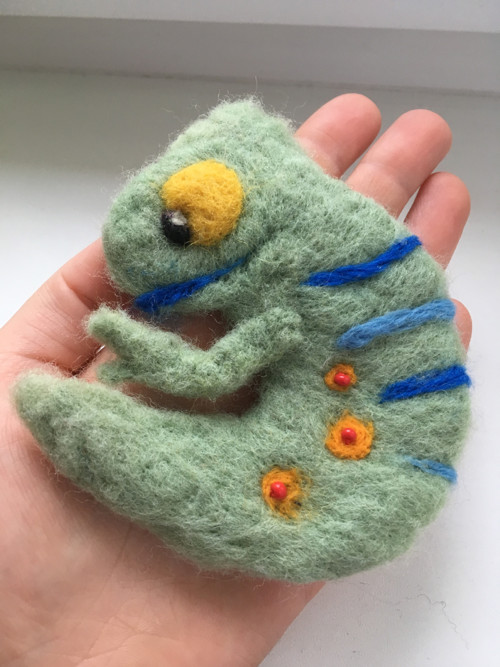 Plstěná brož chameleon — foto 2