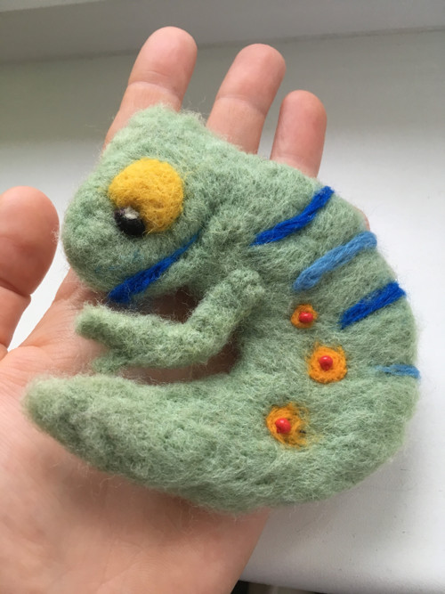 Plstěná brož chameleon — foto 3