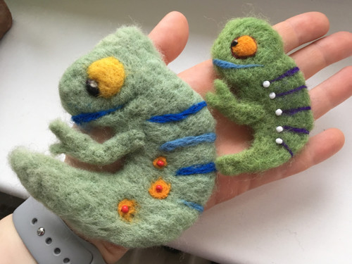 Plstěná brož chameleon — foto 4