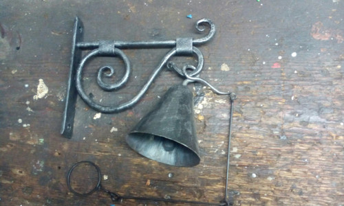 Kovaný zvon a držák — foto 2
