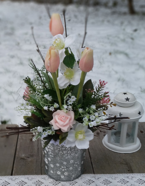 Plecháček s tulipány a čemeřicemi — foto 2