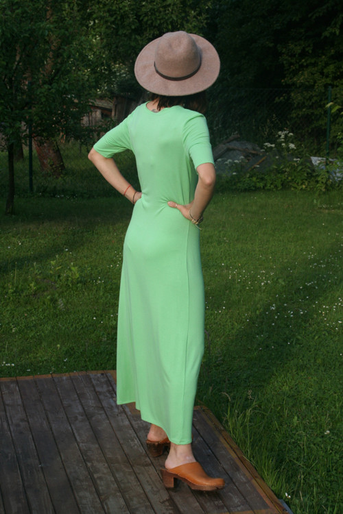 Zelenkavé šaty ke kotníkům — foto 2
