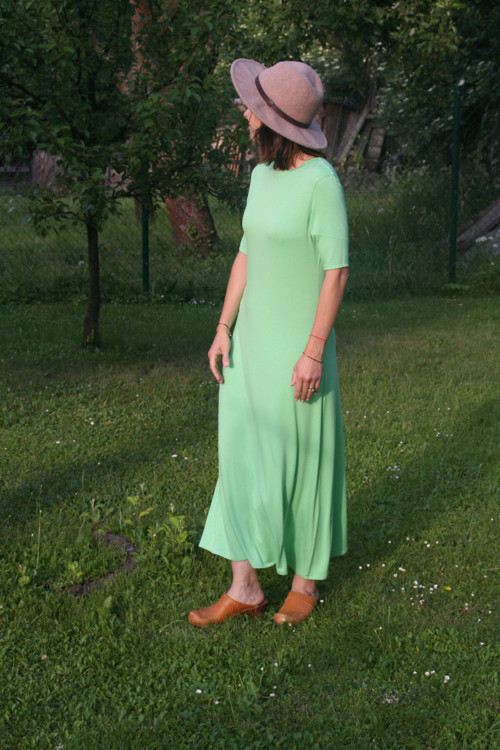 Zelenkavé šaty ke kotníkům — foto 3