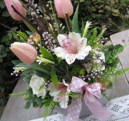 Lodička s tulipány a alstromeriemi — foto 2