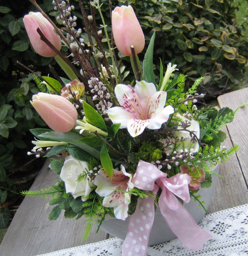 Lodička s tulipány a alstromeriemi — foto 3