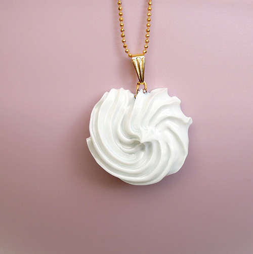 "Šlehačka" porcelánový přívěsek — foto 3