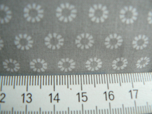 Bílé kytičky na světle šedé - 65 cm — foto 2