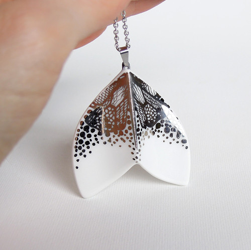 Fin (porcelánový náhrdelník) — foto 3