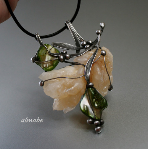 Prozářený sluncem (kalcit a perleť) — foto 3