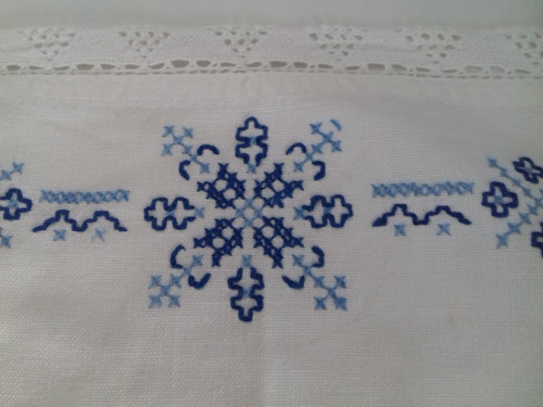 Vyšívaná dečka s krajkou — foto 3