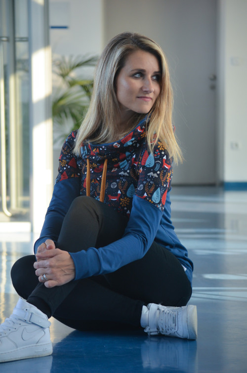 Modrá mikina s velkou kapucí — foto 2
